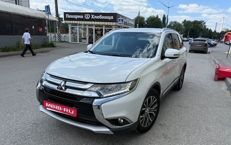 Mitsubishi Outlander III рестайлинг 3, 2015 год, 1 650 000 рублей, 5 фотография