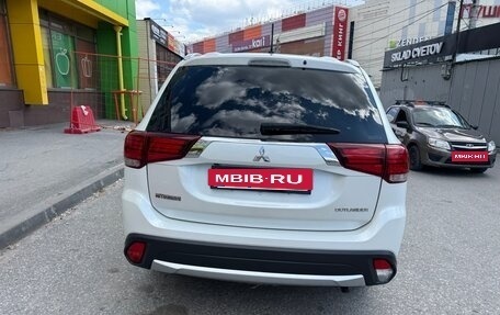 Mitsubishi Outlander III рестайлинг 3, 2015 год, 1 650 000 рублей, 6 фотография