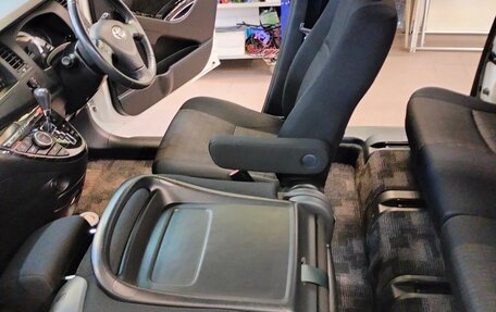 Toyota ISis I, 2011 год, 1 225 000 рублей, 14 фотография