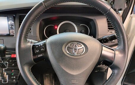 Toyota ISis I, 2011 год, 1 225 000 рублей, 30 фотография