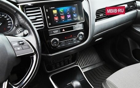 Mitsubishi Outlander III рестайлинг 3, 2018 год, 2 305 000 рублей, 9 фотография