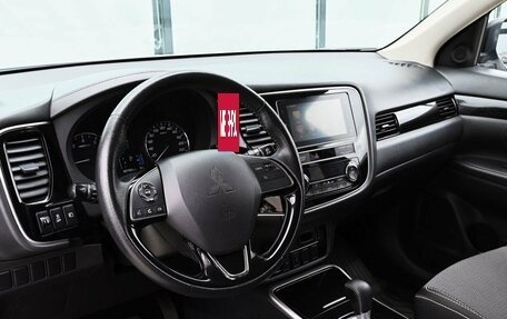 Mitsubishi Outlander III рестайлинг 3, 2018 год, 2 305 000 рублей, 16 фотография