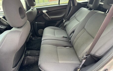 Toyota RAV4, 2004 год, 1 300 000 рублей, 8 фотография