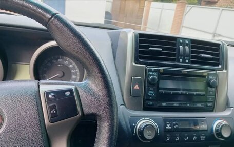 Toyota Land Cruiser Prado 150 рестайлинг 2, 2011 год, 2 300 000 рублей, 5 фотография