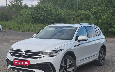 Volkswagen Tiguan II, 2023 год, 4 400 000 рублей, 3 фотография