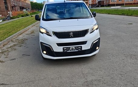 Peugeot Traveller I, 2018 год, 2 800 000 рублей, 3 фотография