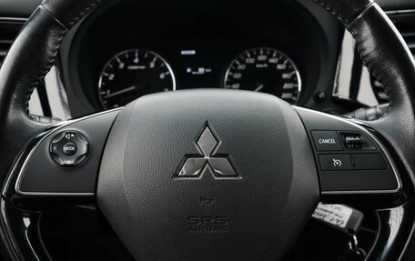 Mitsubishi Outlander III рестайлинг 3, 2018 год, 2 095 000 рублей, 12 фотография