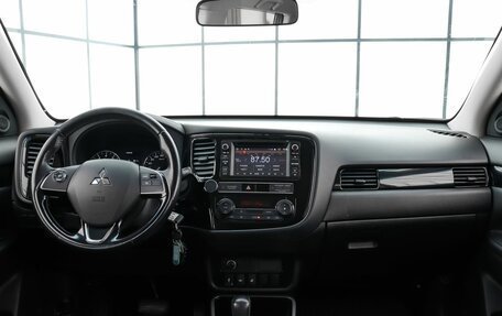 Mitsubishi Outlander III рестайлинг 3, 2018 год, 2 095 000 рублей, 10 фотография