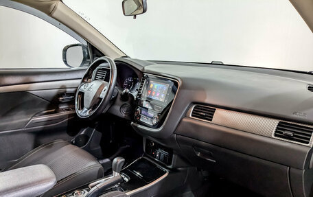 Mitsubishi Outlander III рестайлинг 3, 2018 год, 1 925 000 рублей, 11 фотография