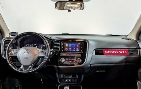 Mitsubishi Outlander III рестайлинг 3, 2018 год, 1 925 000 рублей, 14 фотография