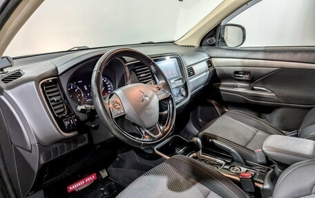 Mitsubishi Outlander III рестайлинг 3, 2018 год, 1 925 000 рублей, 16 фотография