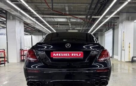 Mercedes-Benz E-Класс, 2019 год, 3 000 000 рублей, 4 фотография