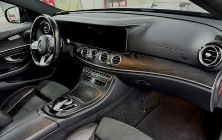 Mercedes-Benz E-Класс, 2019 год, 3 000 000 рублей, 9 фотография