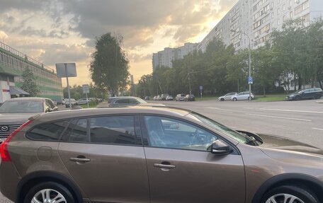 Volvo V60 Cross Country II, 2018 год, 2 400 000 рублей, 2 фотография