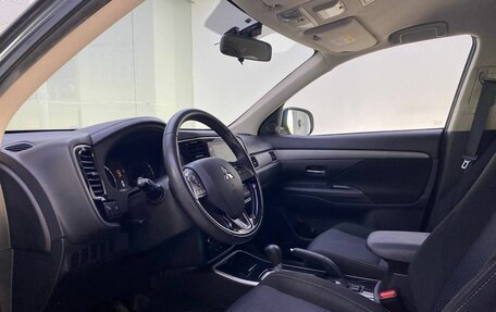 Mitsubishi Outlander III рестайлинг 3, 2018 год, 1 980 000 рублей, 20 фотография