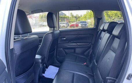 Mitsubishi Outlander III рестайлинг 3, 2017 год, 1 890 000 рублей, 15 фотография