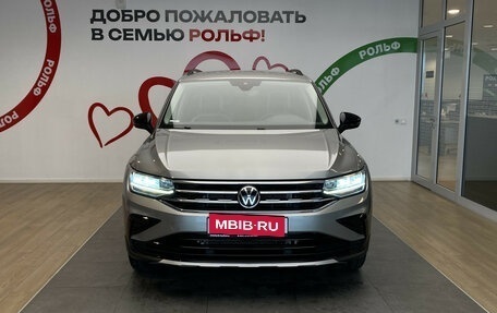Volkswagen Tiguan II, 2021 год, 2 870 000 рублей, 2 фотография
