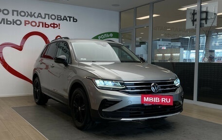 Volkswagen Tiguan II, 2021 год, 2 870 000 рублей, 3 фотография