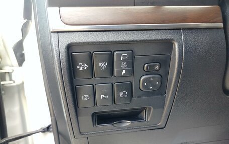 Toyota Land Cruiser 200, 2019 год, 7 950 000 рублей, 17 фотография