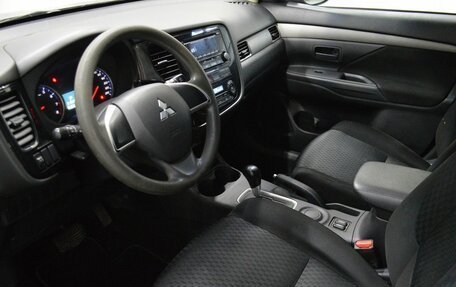 Mitsubishi Outlander III рестайлинг 3, 2014 год, 860 000 рублей, 10 фотография