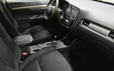 Mitsubishi Outlander III рестайлинг 3, 2014 год, 860 000 рублей, 12 фотография