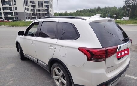 Mitsubishi Outlander III рестайлинг 3, 2022 год, 2 650 000 рублей, 1 фотография