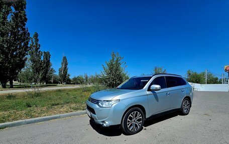 Mitsubishi Outlander III рестайлинг 3, 2013 год, 1 550 000 рублей, 2 фотография