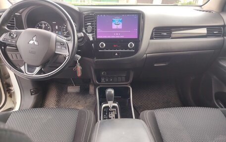 Mitsubishi Outlander III рестайлинг 3, 2022 год, 2 650 000 рублей, 7 фотография