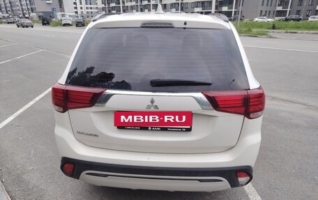 Mitsubishi Outlander III рестайлинг 3, 2022 год, 2 650 000 рублей, 2 фотография