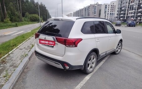 Mitsubishi Outlander III рестайлинг 3, 2022 год, 2 650 000 рублей, 3 фотография