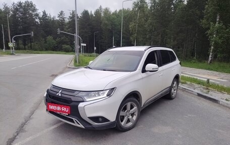 Mitsubishi Outlander III рестайлинг 3, 2022 год, 2 650 000 рублей, 5 фотография