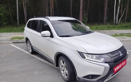 Mitsubishi Outlander III рестайлинг 3, 2022 год, 2 650 000 рублей, 4 фотография