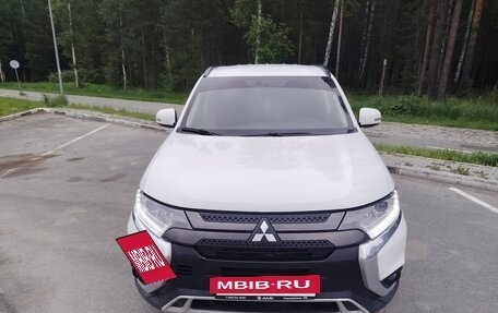 Mitsubishi Outlander III рестайлинг 3, 2022 год, 2 650 000 рублей, 6 фотография