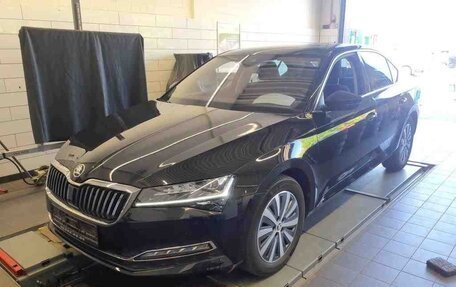 Skoda Superb III рестайлинг, 2022 год, 2 425 000 рублей, 2 фотография
