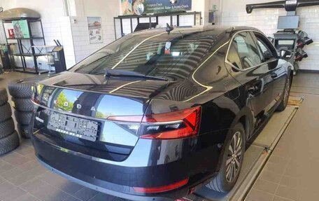 Skoda Superb III рестайлинг, 2022 год, 2 425 000 рублей, 3 фотография