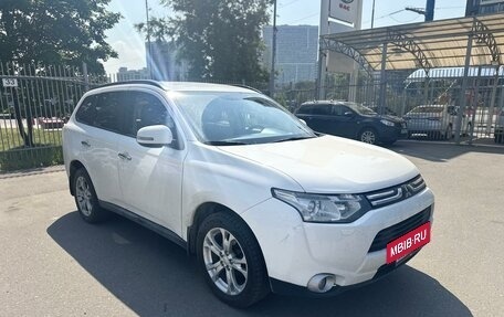 Mitsubishi Outlander III рестайлинг 3, 2013 год, 1 369 000 рублей, 2 фотография