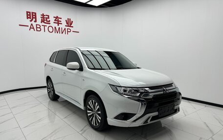 Mitsubishi Outlander III рестайлинг 3, 2022 год, 1 630 000 рублей, 2 фотография