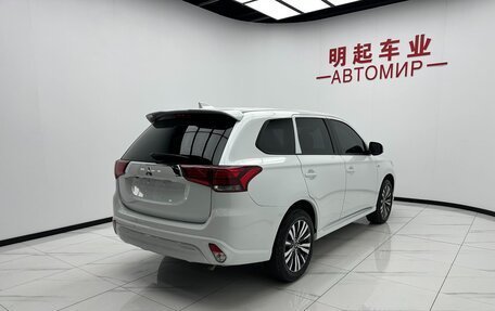 Mitsubishi Outlander III рестайлинг 3, 2022 год, 1 630 000 рублей, 4 фотография