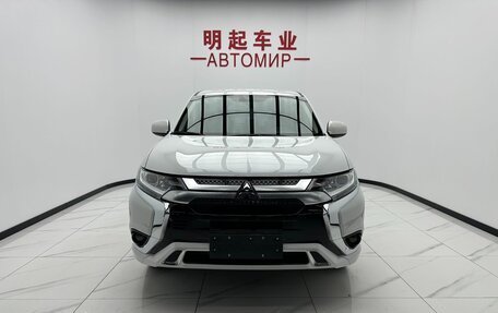 Mitsubishi Outlander III рестайлинг 3, 2022 год, 1 630 000 рублей, 3 фотография