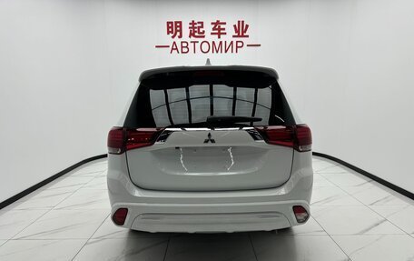 Mitsubishi Outlander III рестайлинг 3, 2022 год, 1 630 000 рублей, 6 фотография