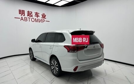 Mitsubishi Outlander III рестайлинг 3, 2022 год, 1 630 000 рублей, 5 фотография