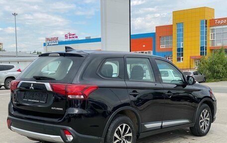 Mitsubishi Outlander III рестайлинг 3, 2018 год, 1 870 000 рублей, 4 фотография