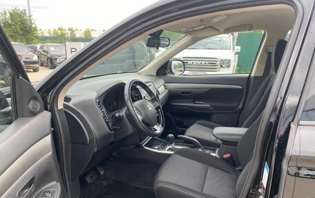 Mitsubishi Outlander III рестайлинг 3, 2018 год, 1 870 000 рублей, 16 фотография
