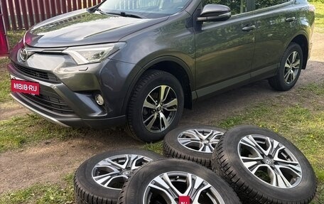 Toyota RAV4, 2015 год, 2 295 000 рублей, 10 фотография