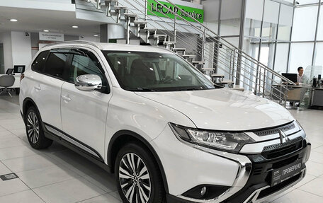 Mitsubishi Outlander III рестайлинг 3, 2020 год, 2 599 000 рублей, 5 фотография
