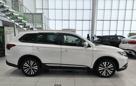 Mitsubishi Outlander III рестайлинг 3, 2020 год, 2 599 000 рублей, 8 фотография