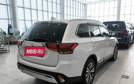 Mitsubishi Outlander III рестайлинг 3, 2020 год, 2 599 000 рублей, 9 фотография