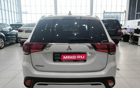 Mitsubishi Outlander III рестайлинг 3, 2020 год, 2 599 000 рублей, 10 фотография