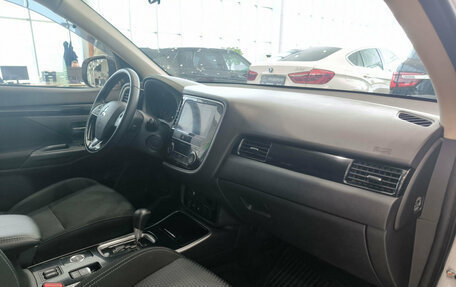 Mitsubishi Outlander III рестайлинг 3, 2020 год, 2 599 000 рублей, 15 фотография