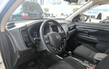 Mitsubishi Outlander III рестайлинг 3, 2020 год, 2 599 000 рублей, 20 фотография